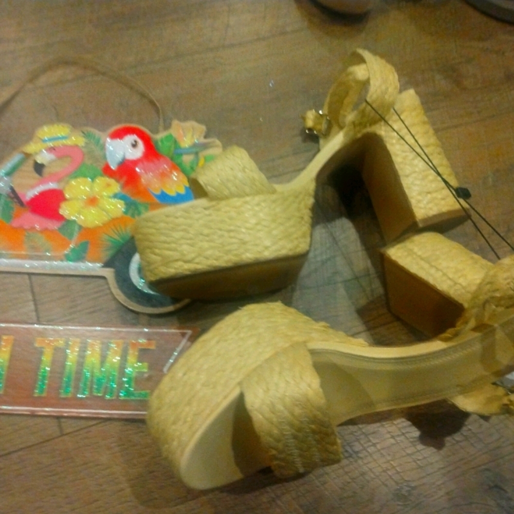 brand new Bershka straw platforms